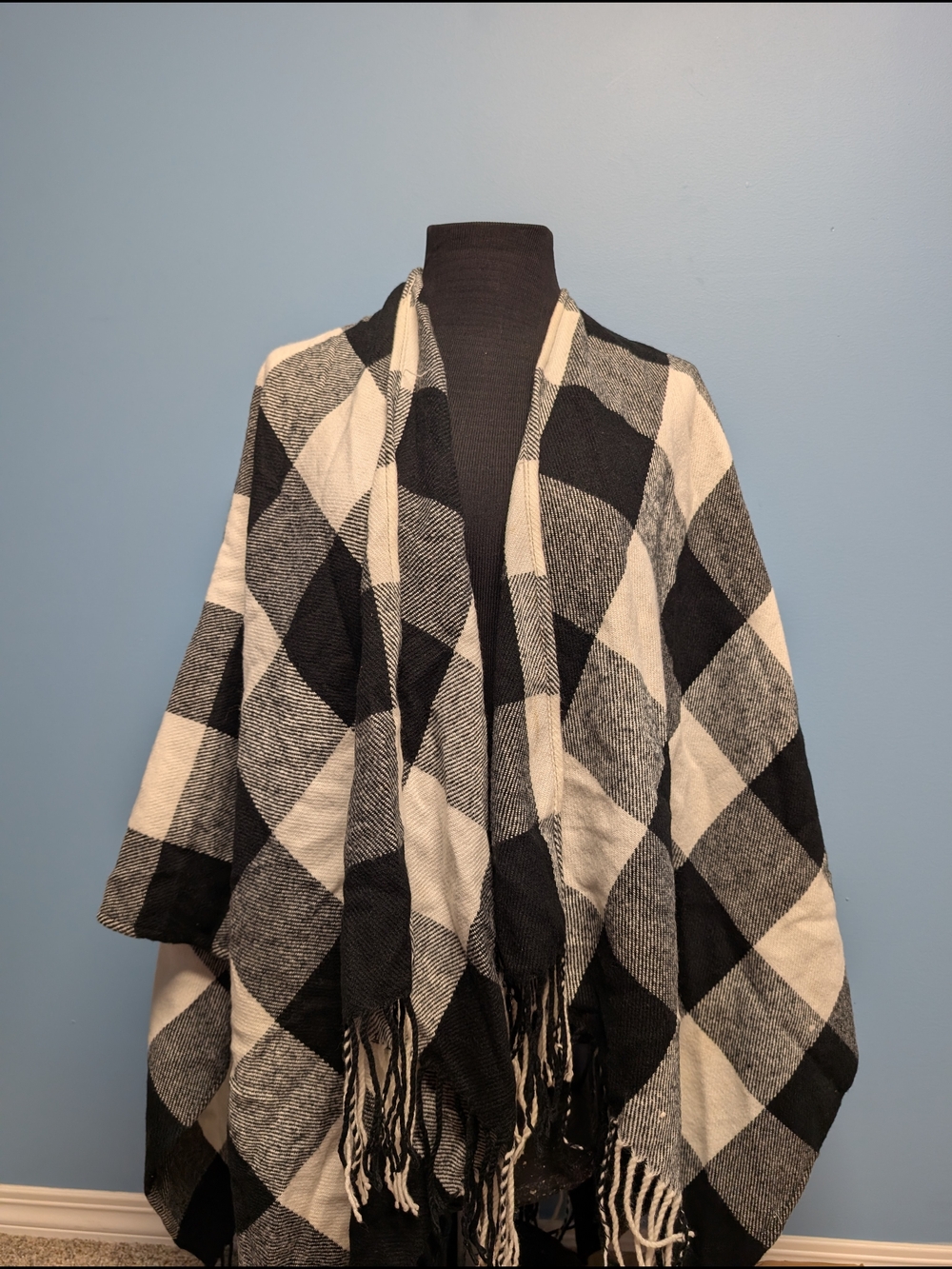 💚 Ardene Black and White Buffalo Plaid Wrap with Fringe